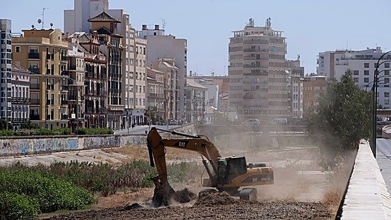 Guadalmedina riverbed gets a thorough clear-up ahead of possible downpours in Malaga
