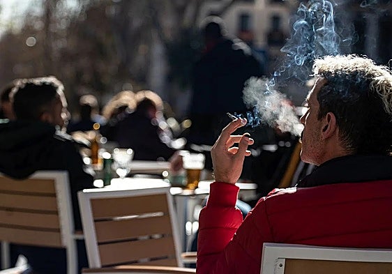 Government approves new anti-smoking law in Spain: this how it will affect all smokers and vapers