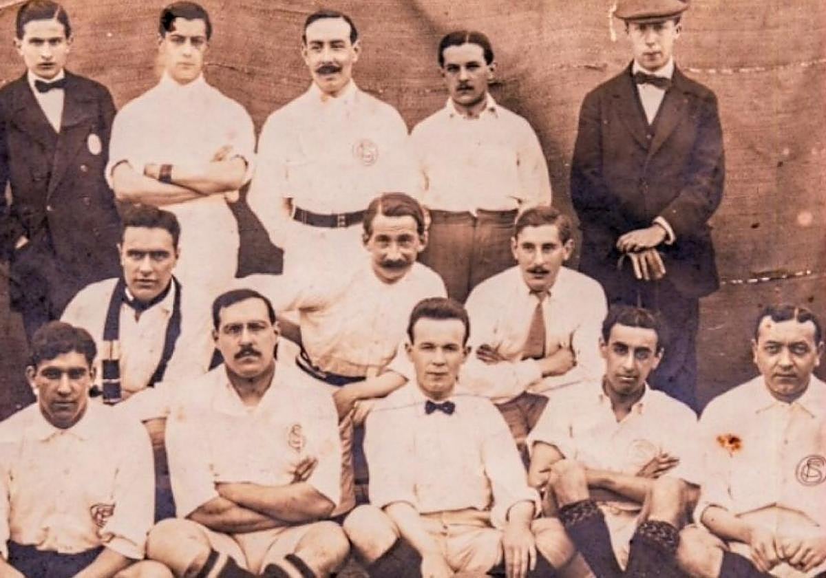 The team Langdon put together in 1890, with club officials.