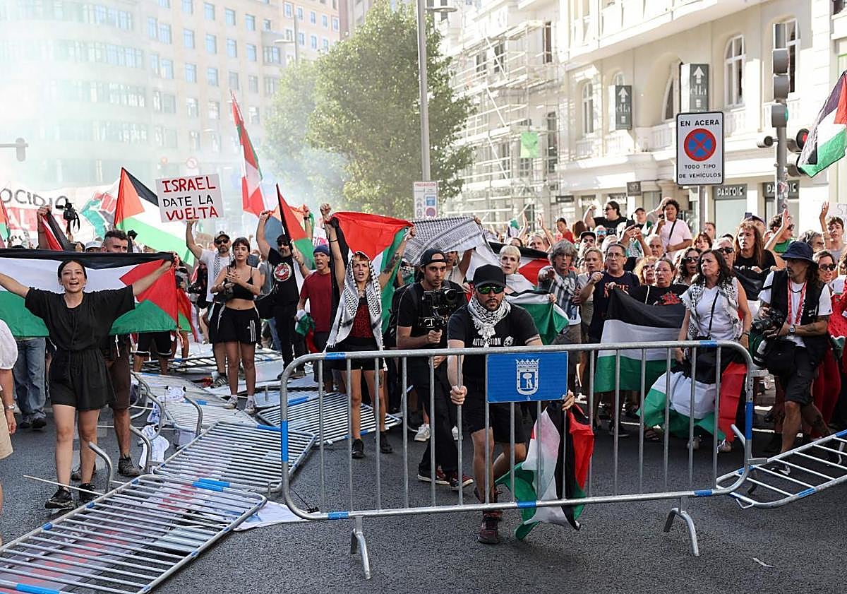 Imagen principal - Spain&#039;s La Vuelta cycle race descends into chaos as pro-Palestinian protesters stop it reaching the finishing line