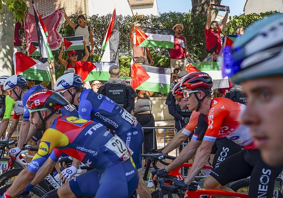 Imagen principal - Spain's La Vuelta cycle race descends into chaos as pro-Palestinian protesters stop it reaching the finishing line