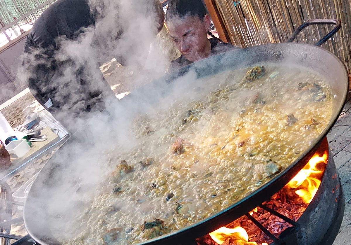 Preparation of the paella that won the prize.