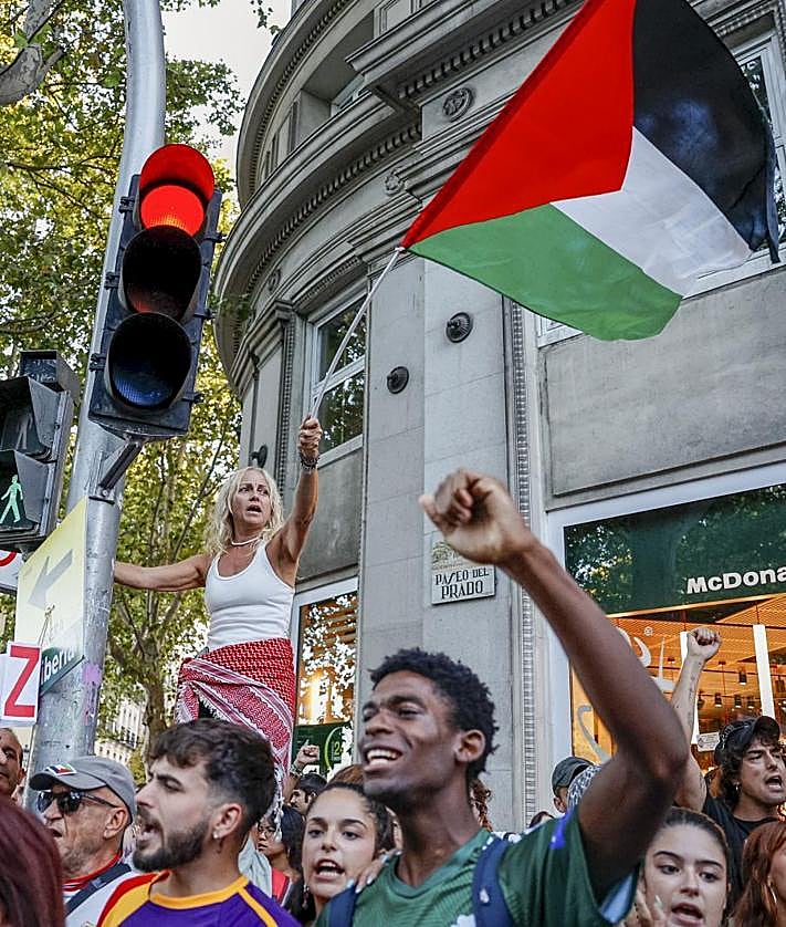 Imagen secundaria 2 - Spain's La Vuelta cycle race descends into chaos as pro-Palestinian protesters stop it reaching the finishing line