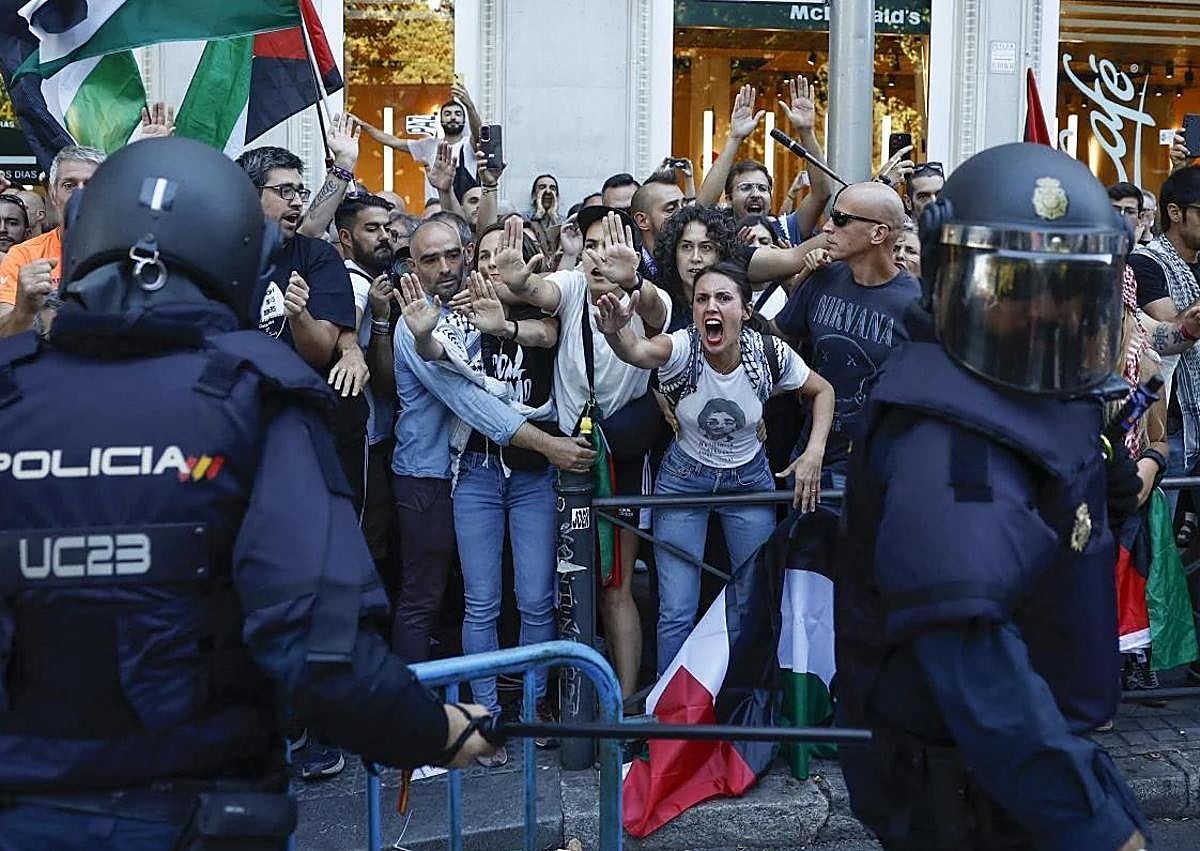 Imagen secundaria 1 - Spain&#039;s La Vuelta cycle race descends into chaos as pro-Palestinian protesters stop it reaching the finishing line