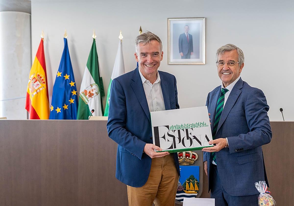 Imagen principal - The ambassador with the mayor of Estepona (top) and with representatives of local associations.