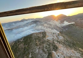 The flames pictured this Wednesday morning in Parauta in the Serranía de Ronda.