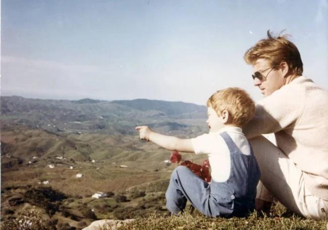 Robert Redford, with his son James, against the horizon of the Sierra de Mijas in 1966.