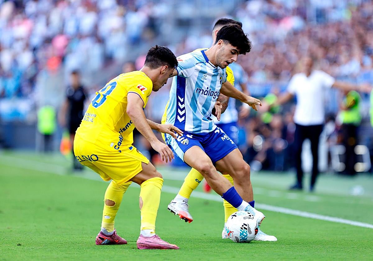 Imagen principal - Malaga CF suffer derby heartbreak as early strike deepens league slump