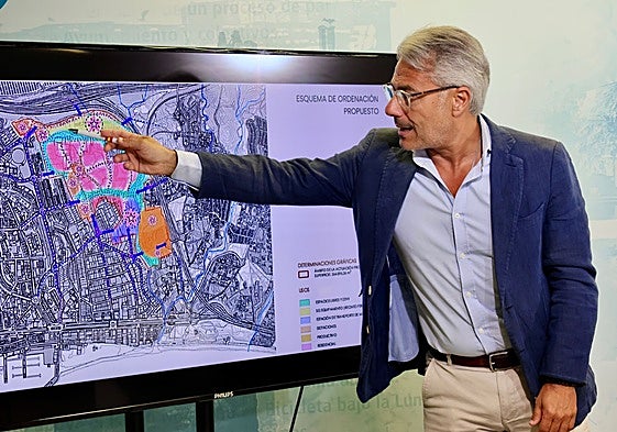 The councillor shows the location of the fairgrounds (yellow), which will be surrounded by green areas that will separate it from the residential area (pink). The plan shows the goods transport station (blue) and the production area (orange).