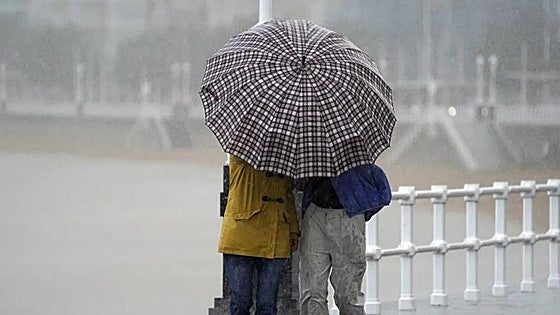 Hurricane Gabrielle will turn into a storm and bring strong winds, torrential rain and six-metre waves to parts of Spain this weekend