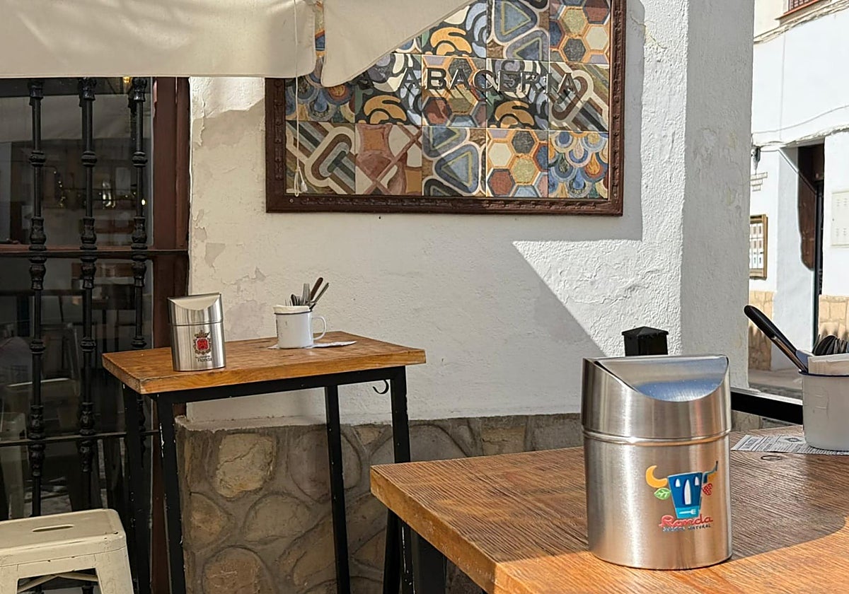 Some hospitality businesses in Ronda have already introduced the new bins on their terraces, which will be compulsory from January 2026.