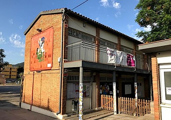 The façade of the Sant Jordi public school.