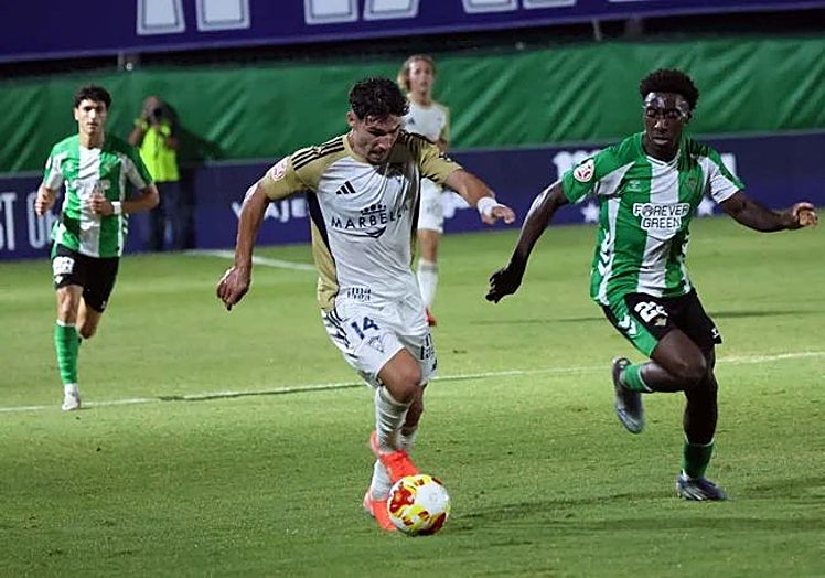 Marbella's Olguín carries the ball.