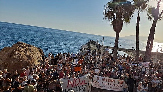 Angry local residents protest against plans to build pier on quiet Costa del Sol beach