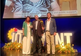 The Mayor of Mijas Ana Mata presents the Lions with the solidarity award.