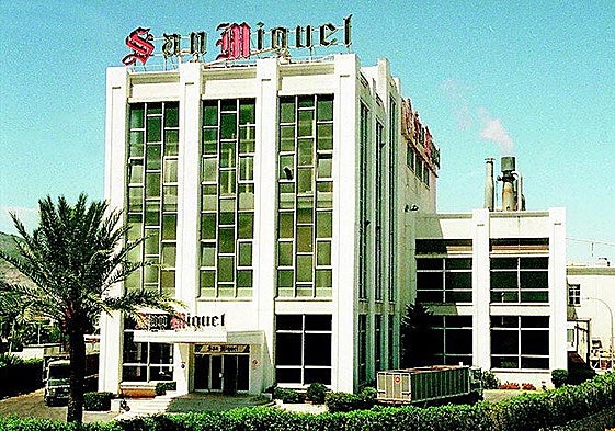 An early photo of the brewery in Malaga.
