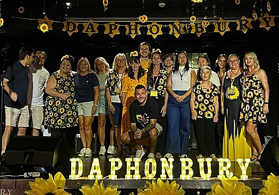 Tony Whitehouse (c) with helpers and performers at the start of the event in Benalmádena.