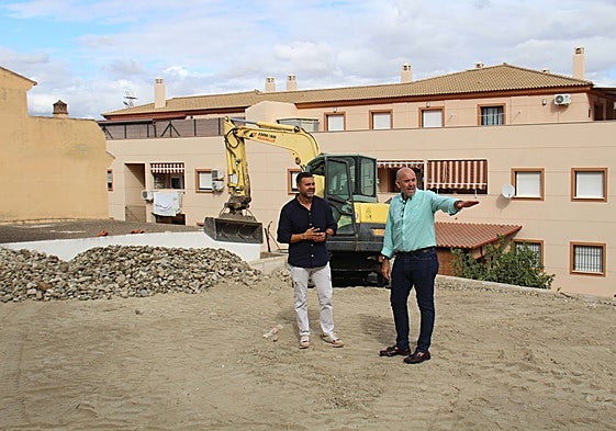 Councillor Montiel and the mayor at the site of the new car park.