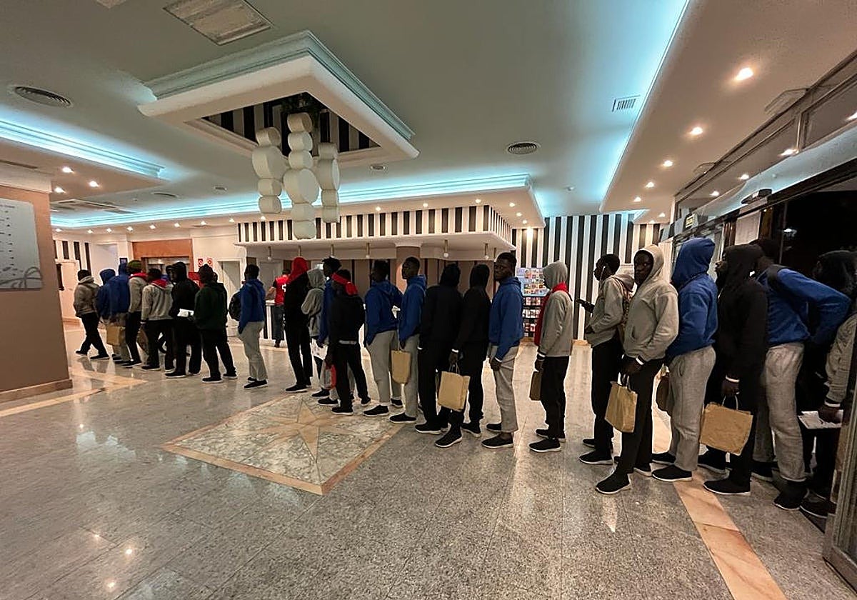 Migrants arriving at the Urban Beach hotel in El Morche in 2023