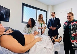 President of the Junta de Andalucía Juanma Moreno and Fuengirola mayor Ana Mula at the Los Boliches health centre.