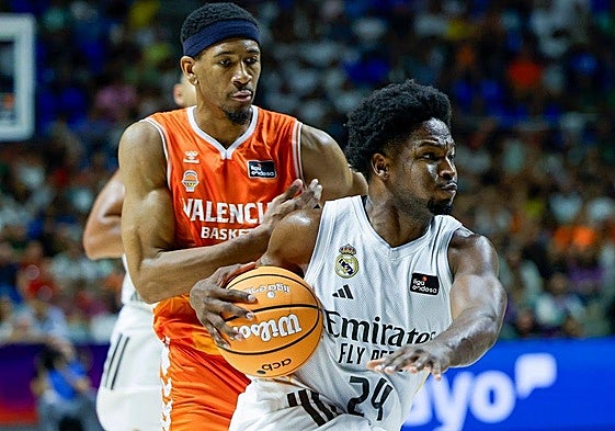 Kameron Taylor pursues Feliz during a play in the match.