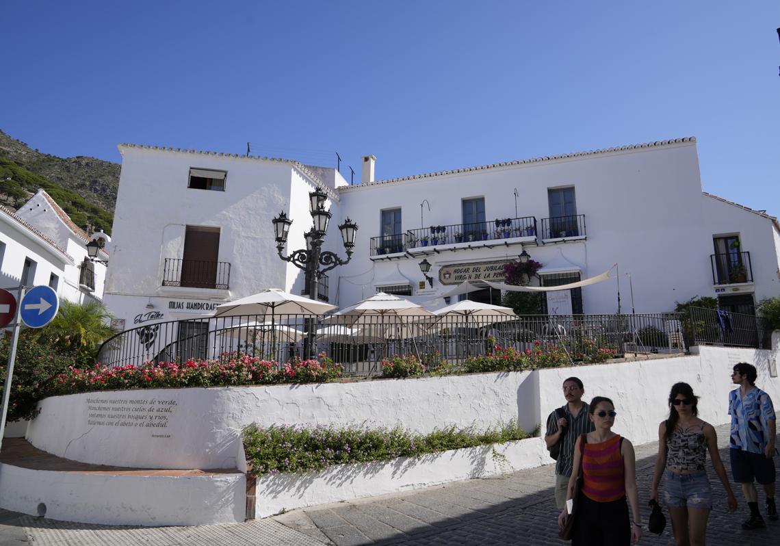 Imagen después - The charming Plaza de la Constitución.