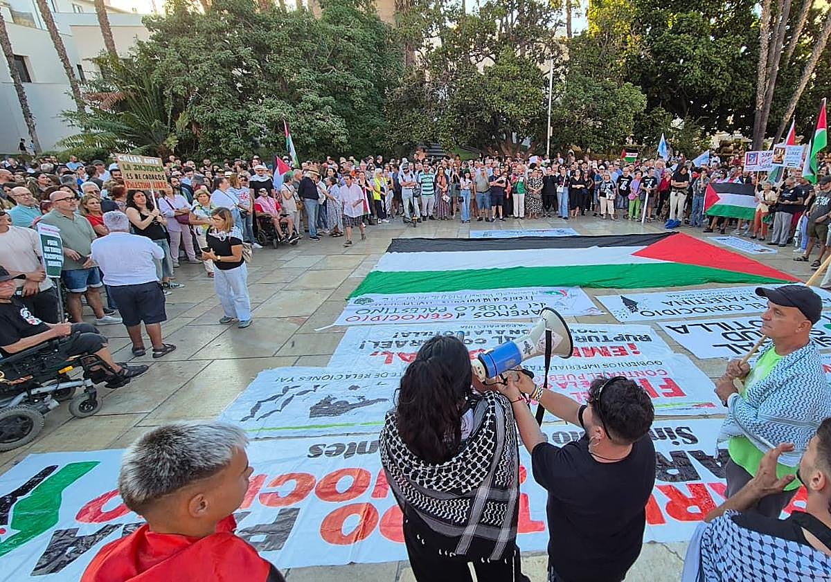 Imagen principal - Spontaneous march in Malaga over Israel&#039;s interception of Gaza flotilla brings traffic to a halt