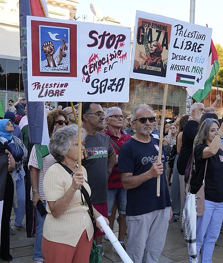 Imagen secundaria 2 - Spontaneous march in Malaga over Israel&#039;s interception of Gaza flotilla brings traffic to a halt