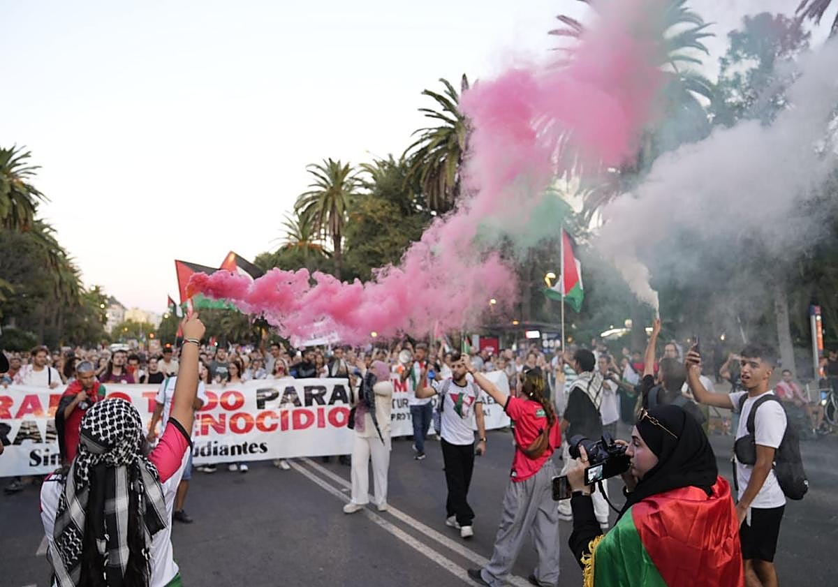 Imagen principal - Spontaneous march in Malaga over Israel's interception of Gaza flotilla brings traffic to a halt