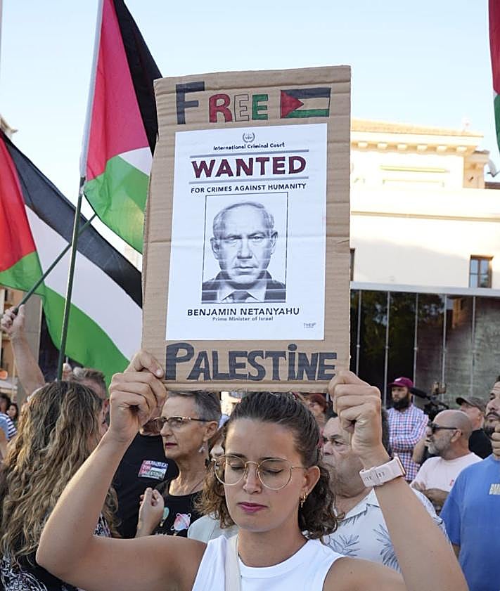 Imagen secundaria 2 - Spontaneous march in Malaga over Israel&#039;s interception of Gaza flotilla brings traffic to a halt