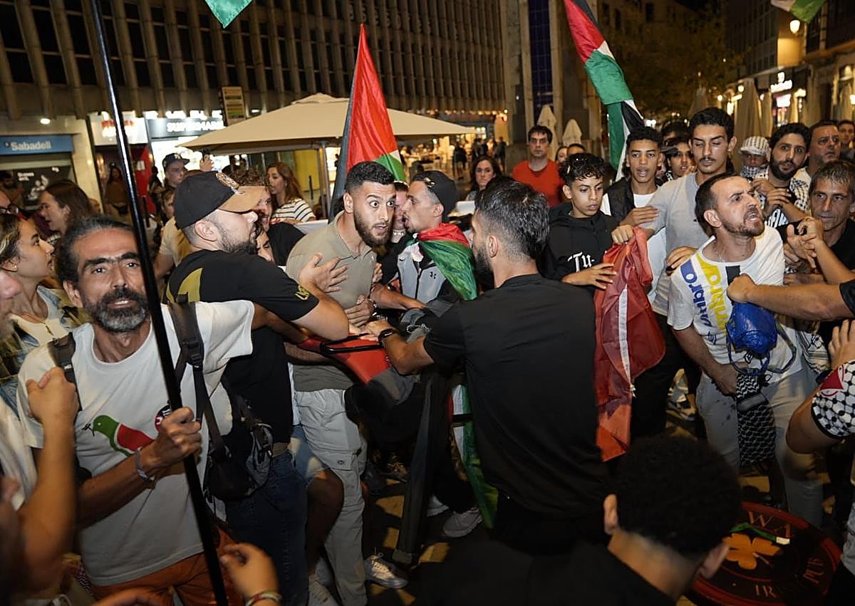 Imagen secundaria 1 - Spontaneous march in Malaga over Israel&#039;s interception of Gaza flotilla brings traffic to a halt