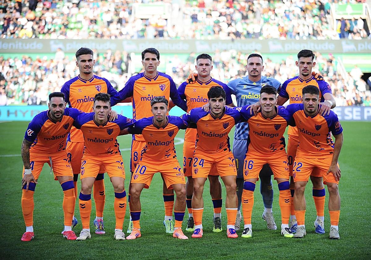 Imagen principal - Fourth straight defeat for Malaga CF as red card sparks total second-half meltdown