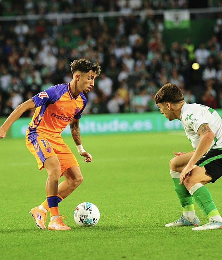 Imagen secundaria 2 - Fourth straight defeat for Malaga CF as red card sparks total second-half meltdown