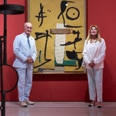 The mayor of Malaga and the baroness, next to a painting by Miró and a sculpture by Chillida.