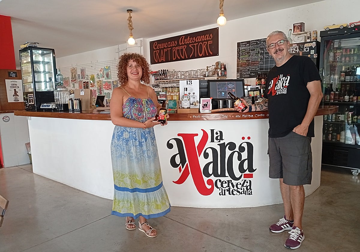 Owners of La Domadora y el León, Charo Barco and Javier León with the award-winning beer.