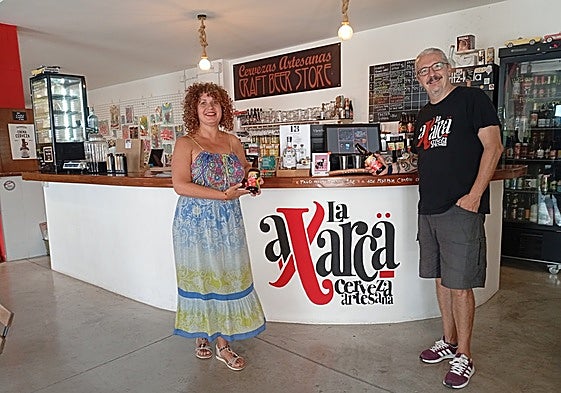 Owners of La Domadora y el León, Charo Barco and Javier León with the award-winning beer.