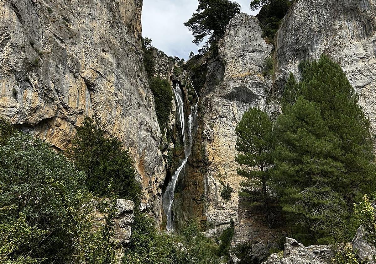 Imagen principal - The hiking route with endless waterfalls in Spain's Andalucía region, perfect to do this autumn
