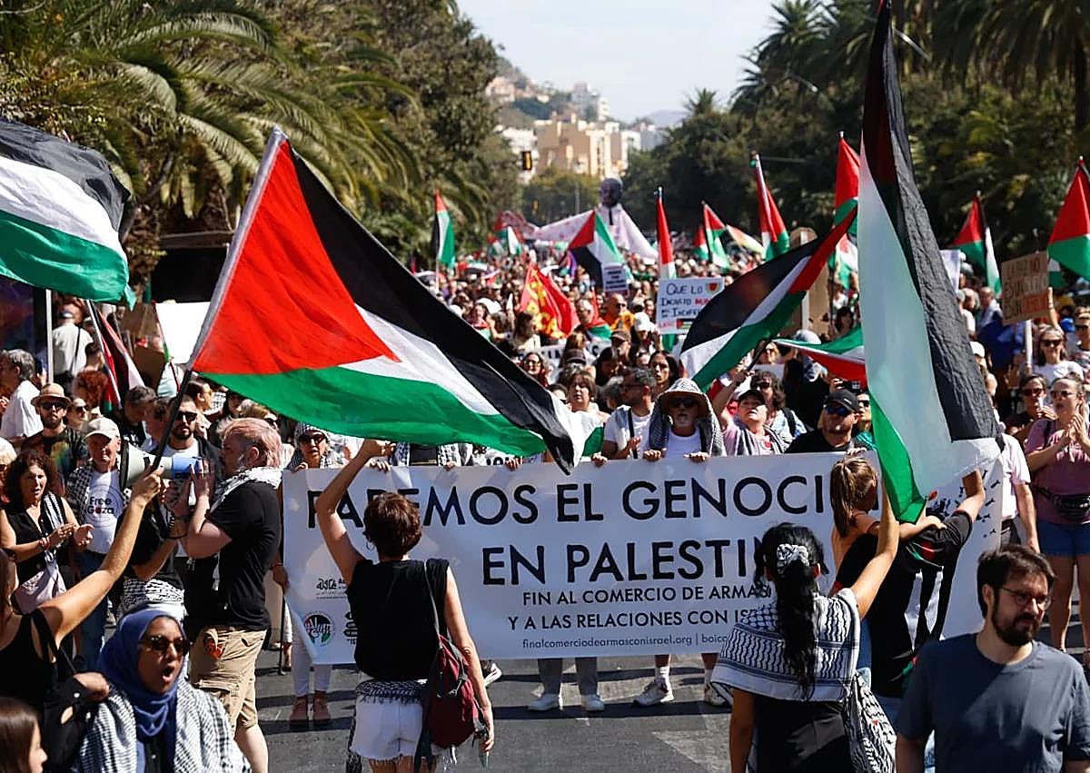 Imagen secundaria 1 - More than 4,000 protesters march on Malaga to demand 'peace and justice' for Palestine and release of aid flotilla activists