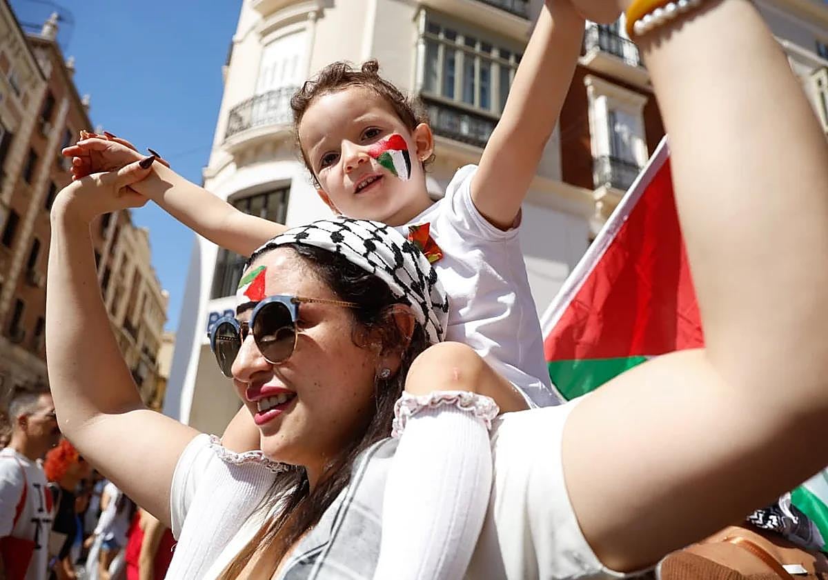 Imagen principal - More than 4,000 protesters march on Malaga to demand &#039;peace and justice&#039; for Palestine and release of aid flotilla activists