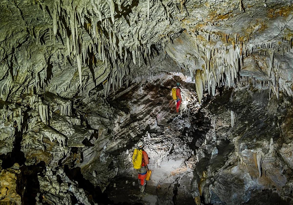 Imagen principal - Largest 'supercave' in southern Iberian Peninsula uncovered in Malaga's Sierra de las Nieves range