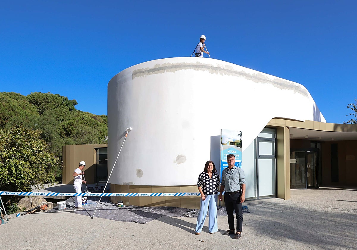 Councillor for works Diego López and director-general for culture Carmen Díaz in front of the facilities.
