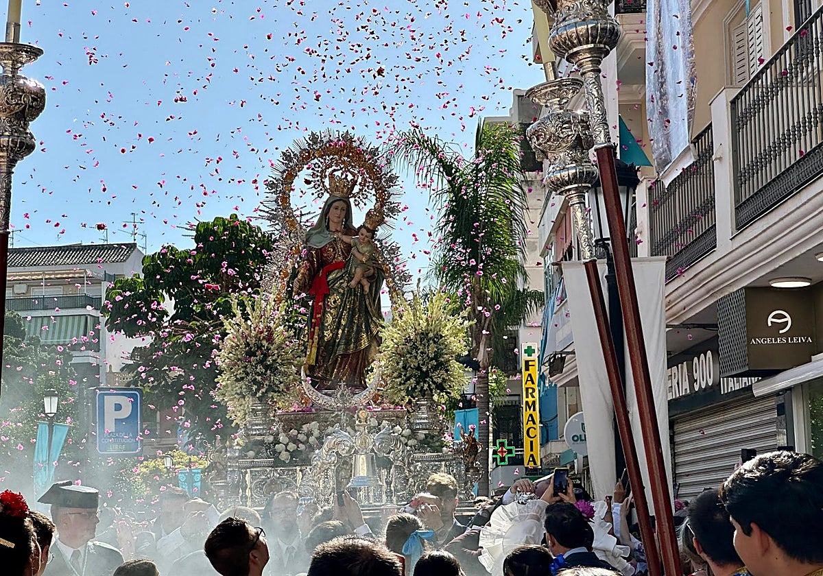 Procession of the Virgen del Rosario in the centre of Fuengirola.