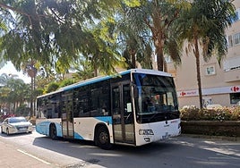 An Estepona public bus on Avenida de Juan Carlos I.