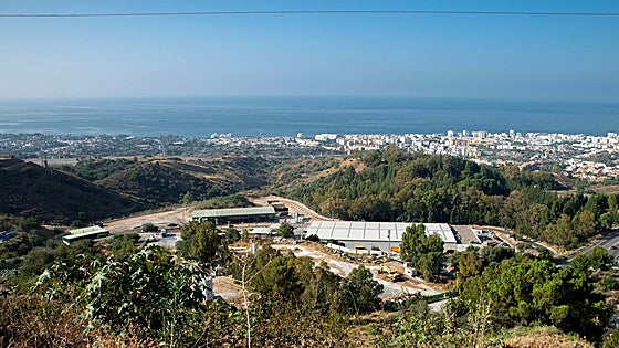 Seriously injured middle-aged man found dumped amongst rubbish in Marbella