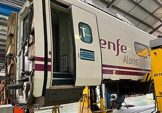 Work at the Renfe workshop in Los Prados.