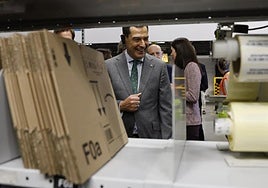 Juanma Moreno during his recent visit to Amazon's distribution centre in Dos Hermanas.