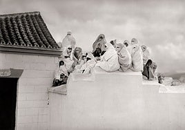 Muslim women on the roof. Tetouan, 1929.
