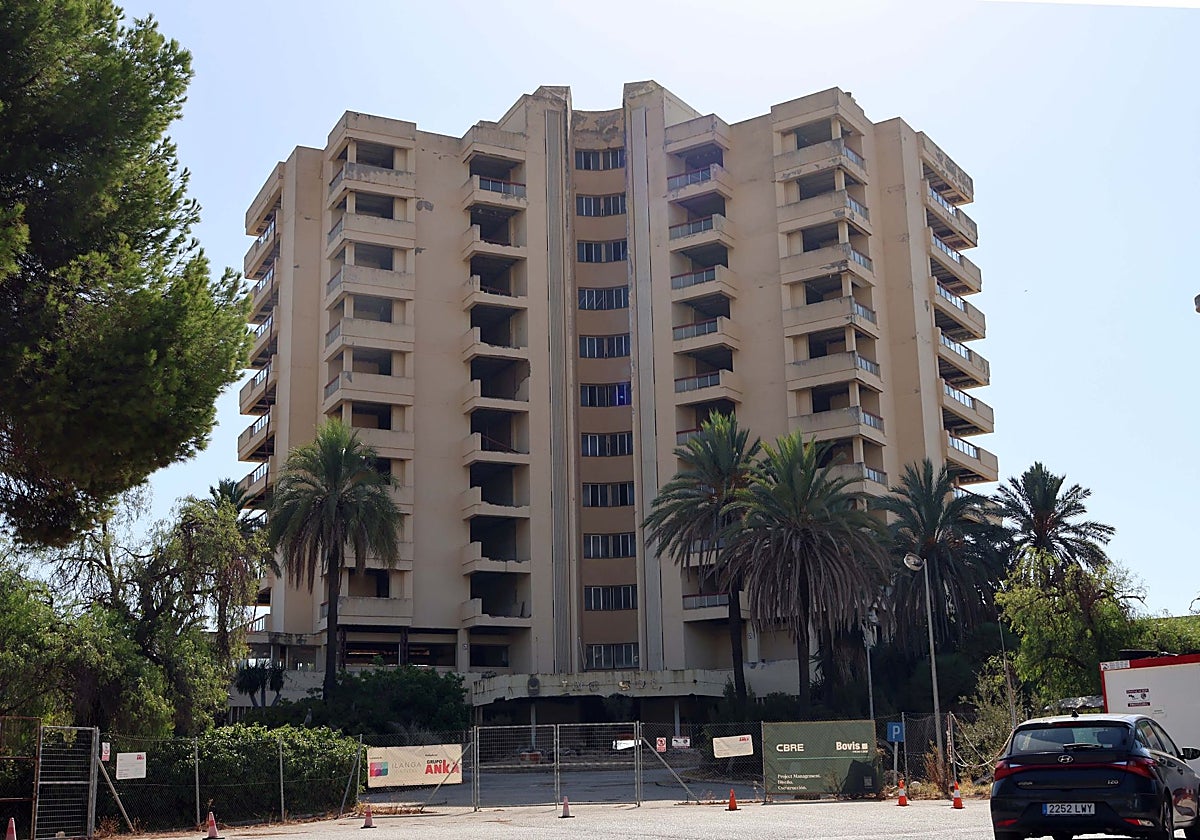 The town hall has already granted licences for the removal of the asbestos and the interior demolition of the building, which will retain its structure.