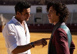 Óscar Higares and Óscar Jaenada, at La Malagueta bullring, in a scene from 'Fate'.