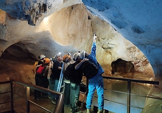 Visitors to the Cueva del Tesoro in Rincón de la Victoria.
